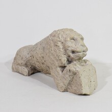 Carved stone lion holding a coat of arms, Italy circa 1650-1750