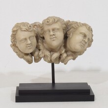 Carved white marble winged angel heads ornaments, Italy circa 1650-1750