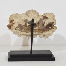 Carved white marble winged angel heads ornaments, Italy circa 1650-1750