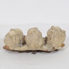 Carved white marble winged angel heads ornaments, Italy circa 1650-1750