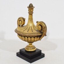 Carved giltwood vase finial ornament, Italy circa 1850