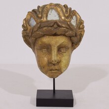 Neoclassical small carved giltwood head with mirrors, Italy circa 1780