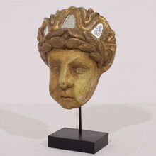 Neoclassical small carved giltwood head with mirrors, Italy circa 1780