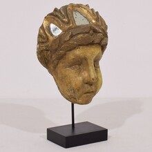 Neoclassical small carved giltwood head with mirrors, Italy circa 1780