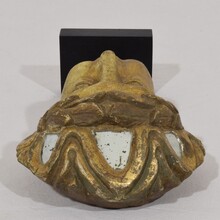 Neoclassical small carved giltwood head with mirrors, Italy circa 1780