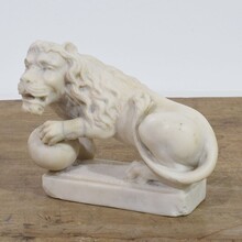 Small carved white marble lion, Italy circa 1650-1750