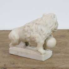 Small carved white marble lion, Italy circa 1650-1750