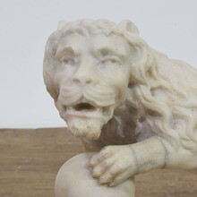 Small carved white marble lion, Italy circa 1650-1750