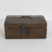 Small coffer or box in leather, France circa 1600-1700