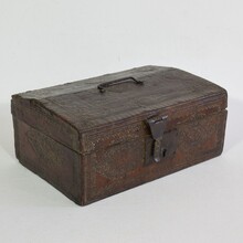 Small coffer or box in leather, France circa 1600-1700