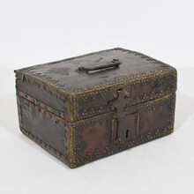 Small coffer or box in leather, France circa 1600-1700