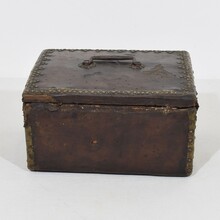 Small coffer or box in leather, France circa 1600-1700