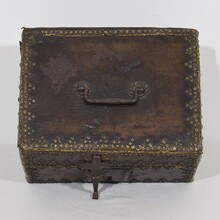 Small coffer or box in leather, France circa 1600-1700