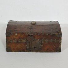 Small coffer or box in leather, France circa 1600-1700